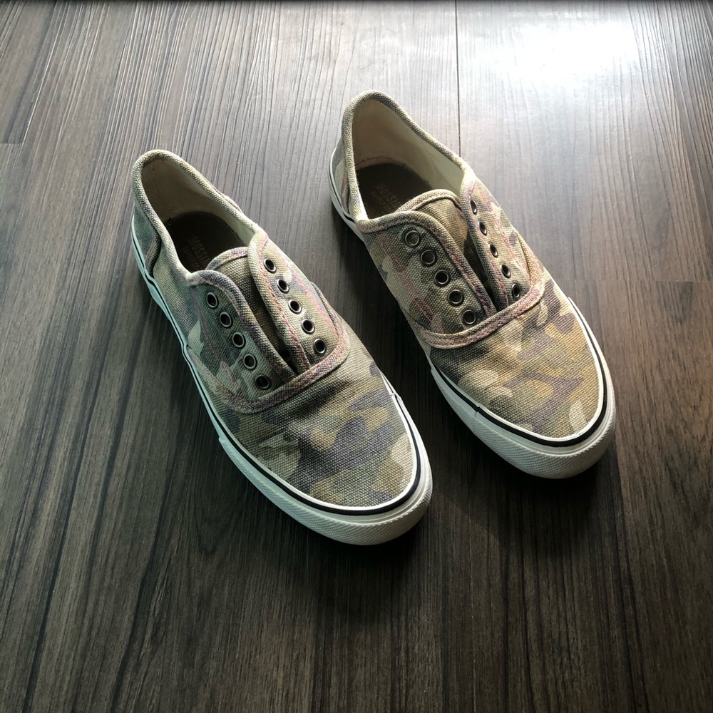 Camo with a hint of hot pink tennis